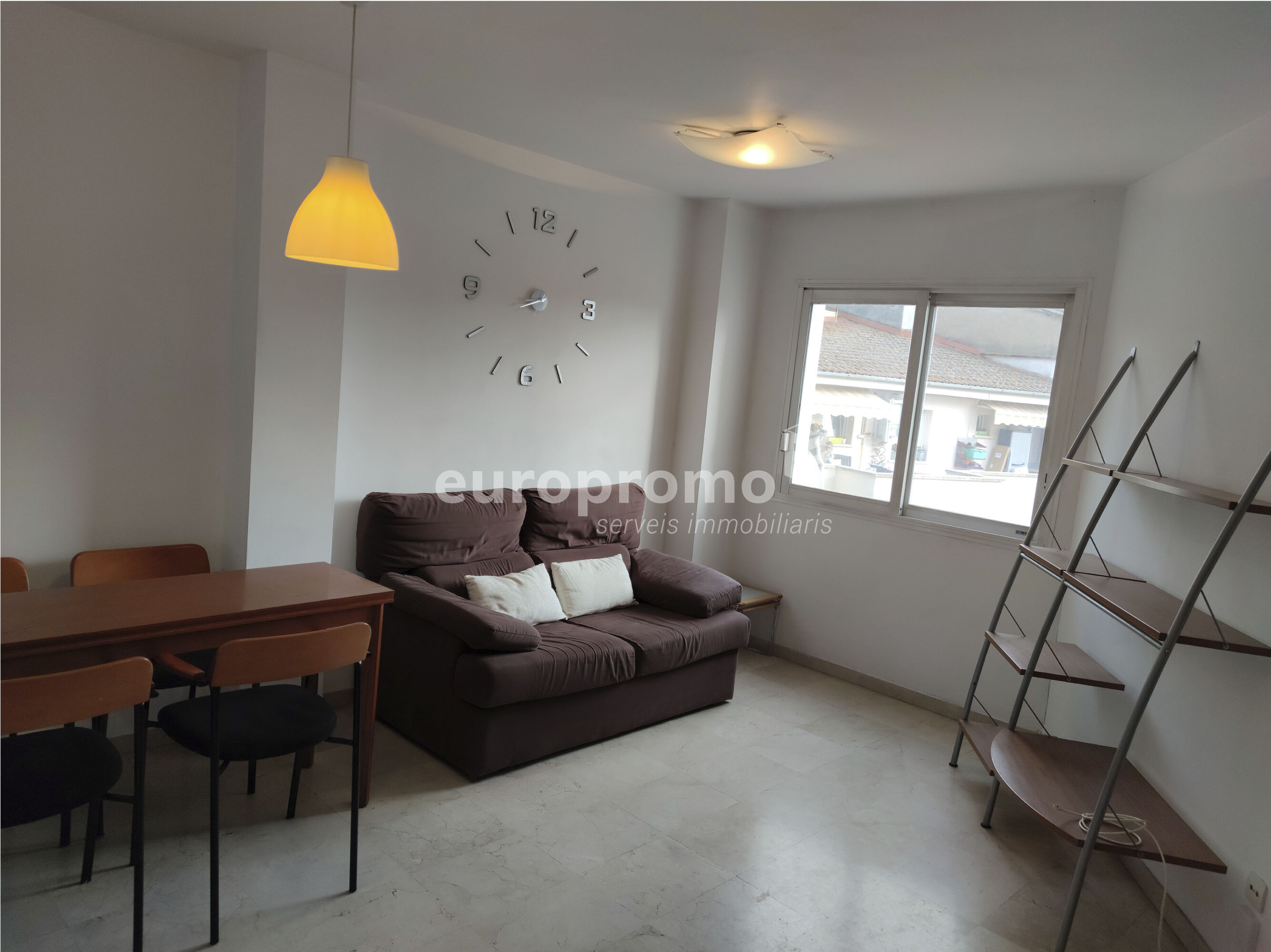 Pis acollidor d'una habitació amb despatx al centre de Girona!
